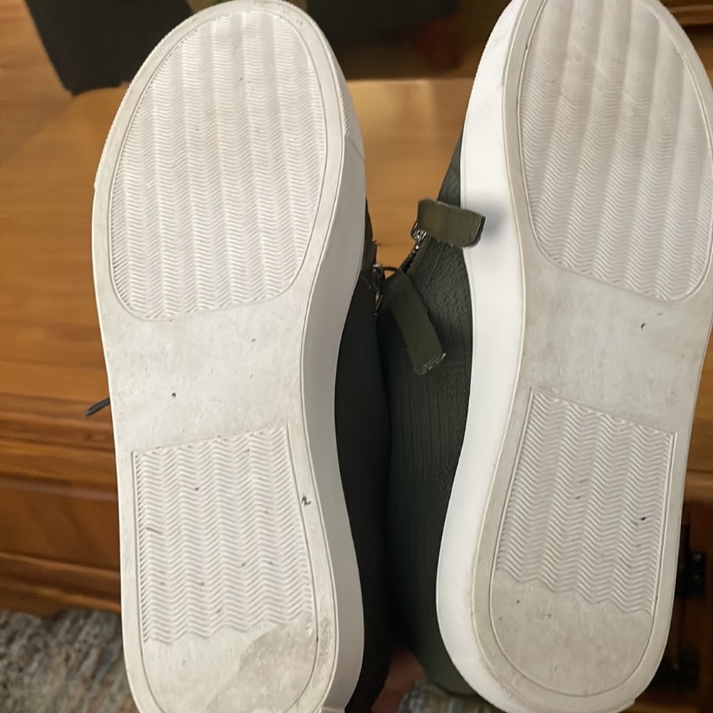 Sneakers - Picture 5 of 6